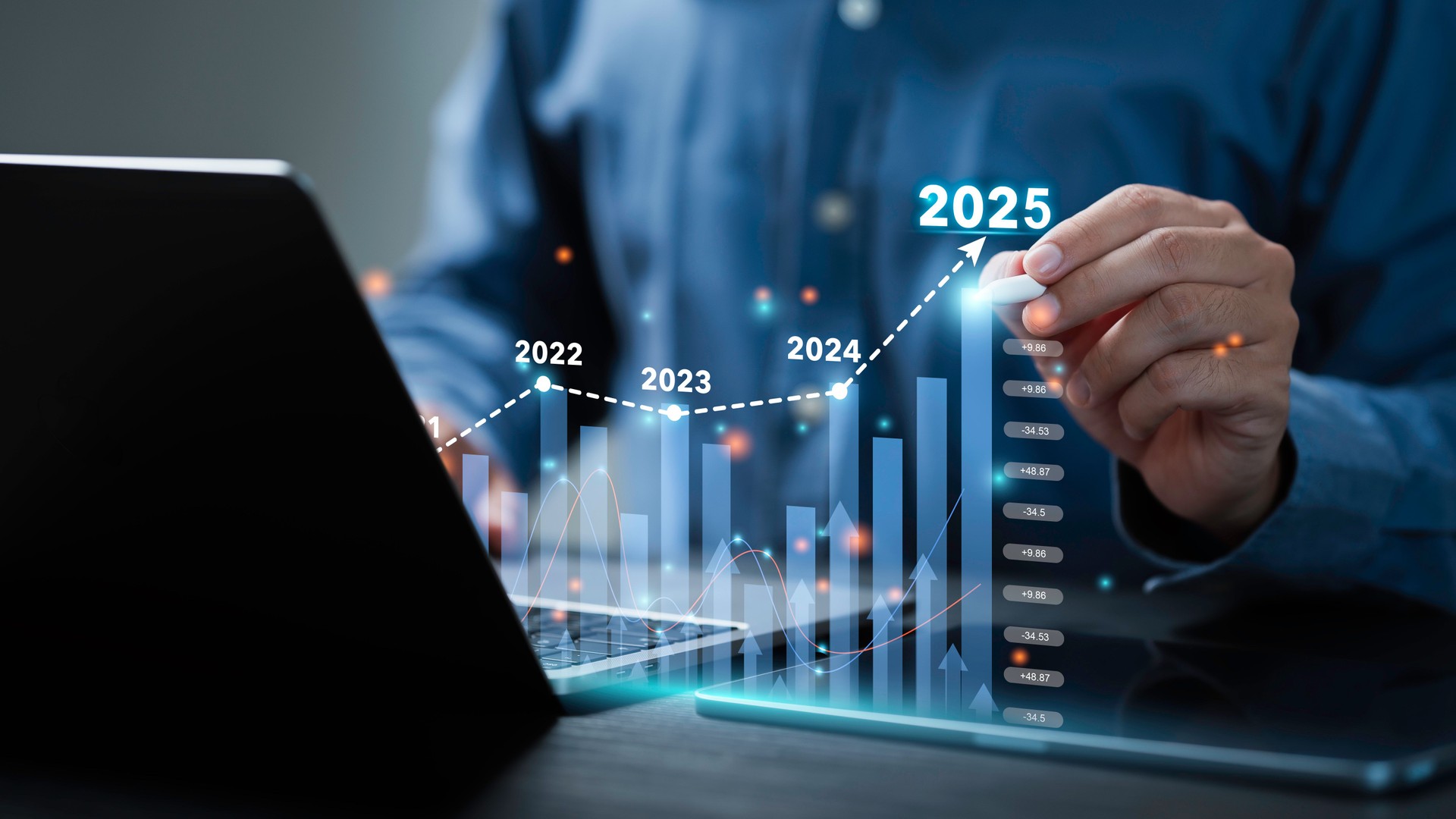 Businessman analyse le graphique de la croissance tendancielle du marché en 2025 et prévoit la croissance de l’entreprise et l’augmentation des bénéfices en 2025. planifier les finances de l’entreprise