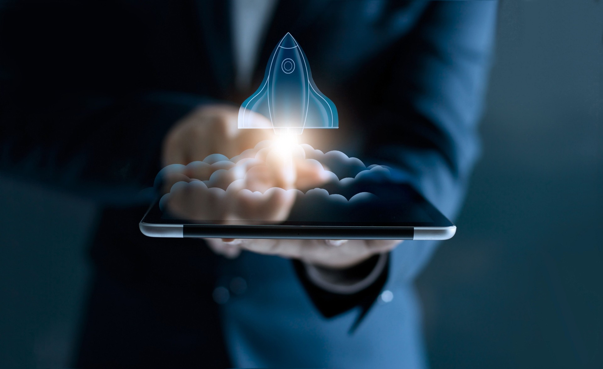 Concept de démarrage, rocket transparent est lancer et vol des tablettes à écran