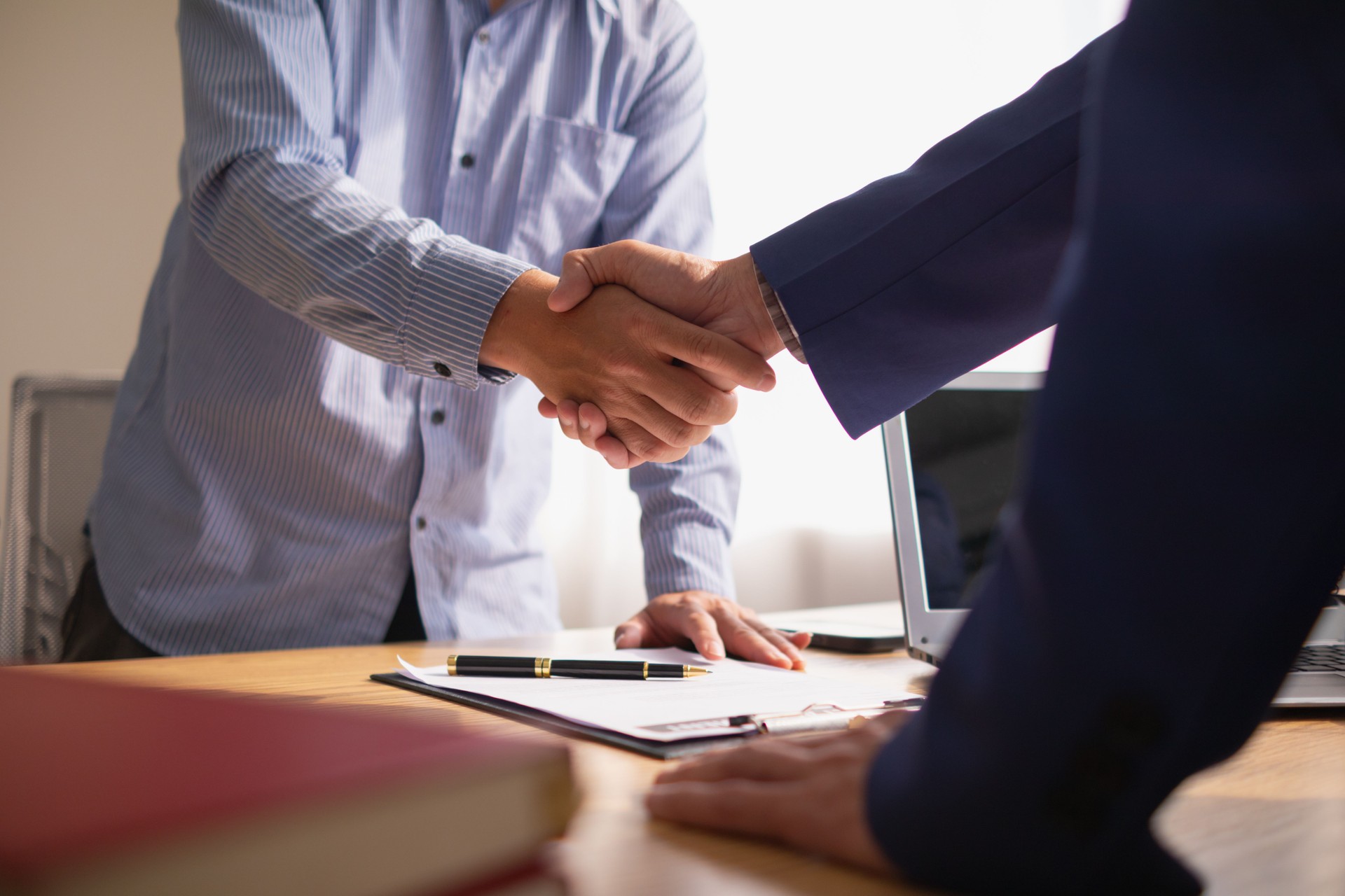 Les hommes d’affaires et les investisseurs ont discuté de la coentreprise au sein du bureau du conseiller juridique et ont convenu de signer un contrat devant les avocats du bureau du conseiller juridique pour assister à l’investissement conjoint.
